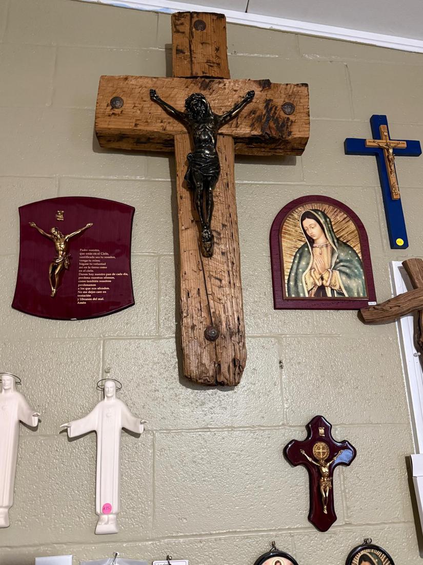 Crucifijo de madera rústica y placa de la Virgen de Guadalupe