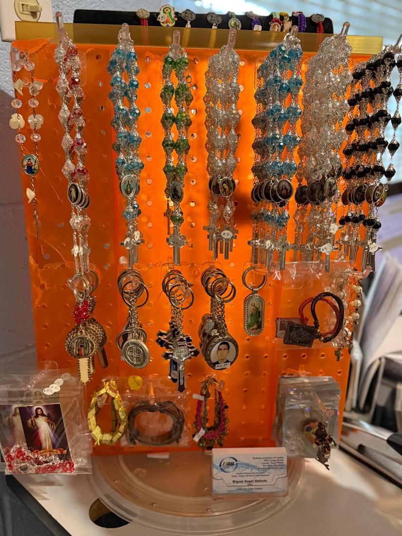 Exhibidor de rosarios y llaveros religiosos