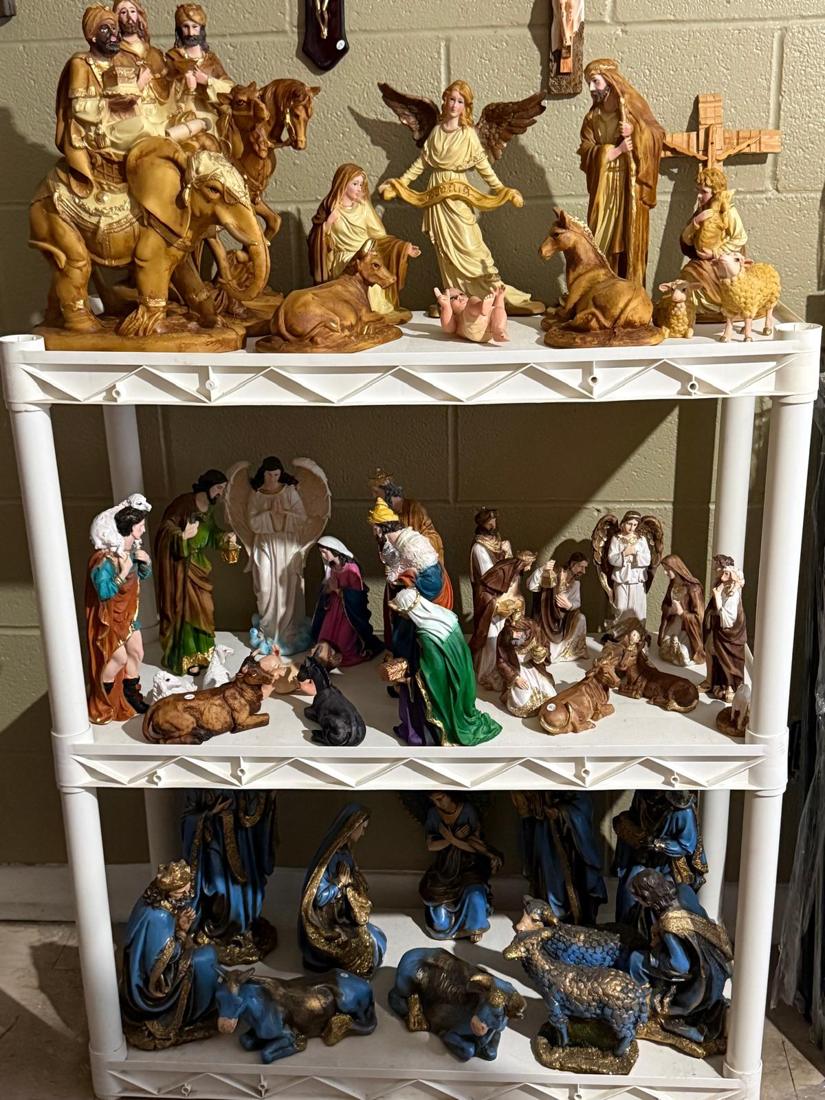 Estante con nacimientos, ángeles y Reyes Magos