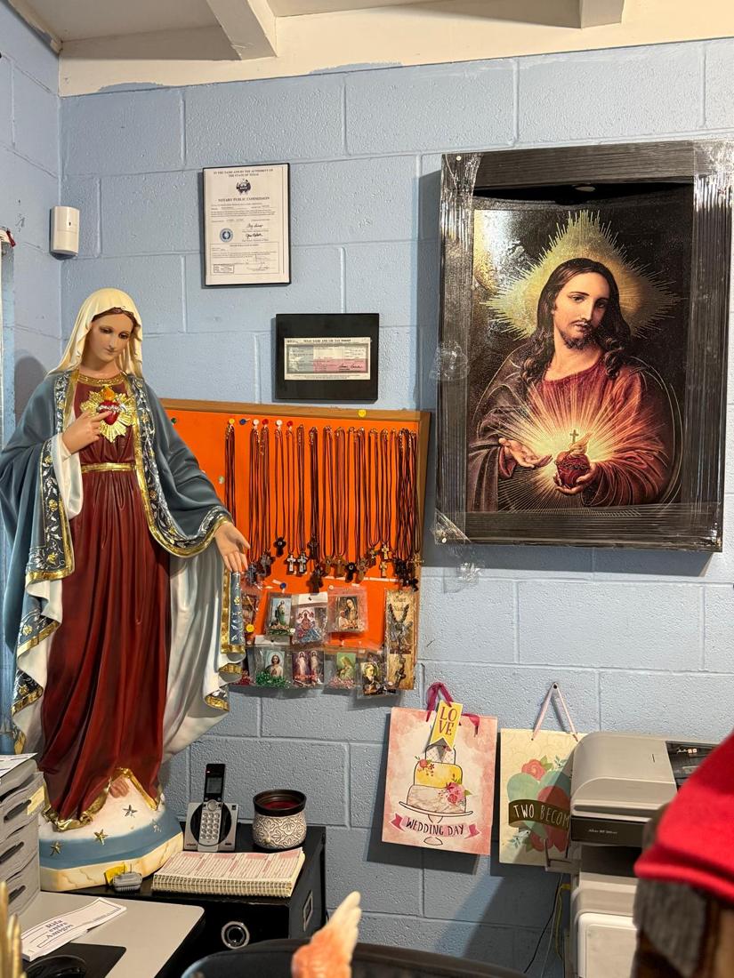 Imagen de la Virgen María junto a un cuadro del Sagrado Corazón de Jesús
